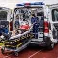 découvrez comment les ambulances peugeot expert sont spécialement aménagées pour assurer un transport sûr et confortable des athlètes blessés, alliant performance et sécurité.